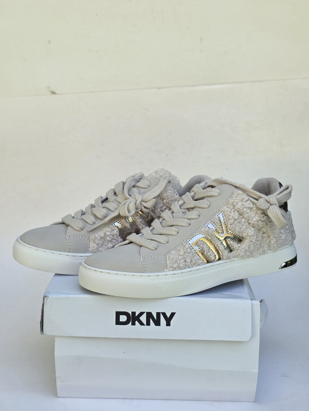 DKNY Abeni Women's Sneakers Size 6 White Champagne Faux Fur Metallic Logo